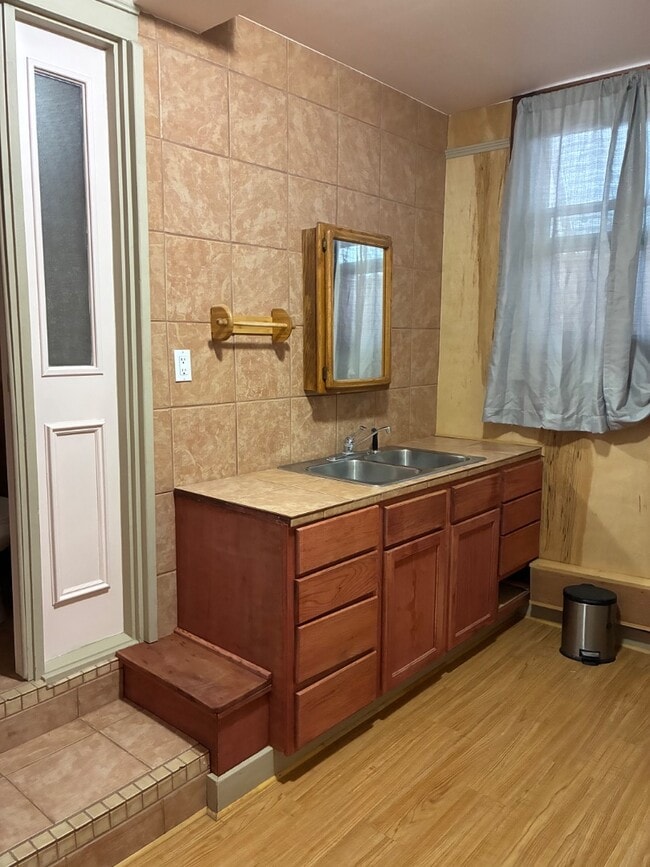 Building Photo - 424 W Market St