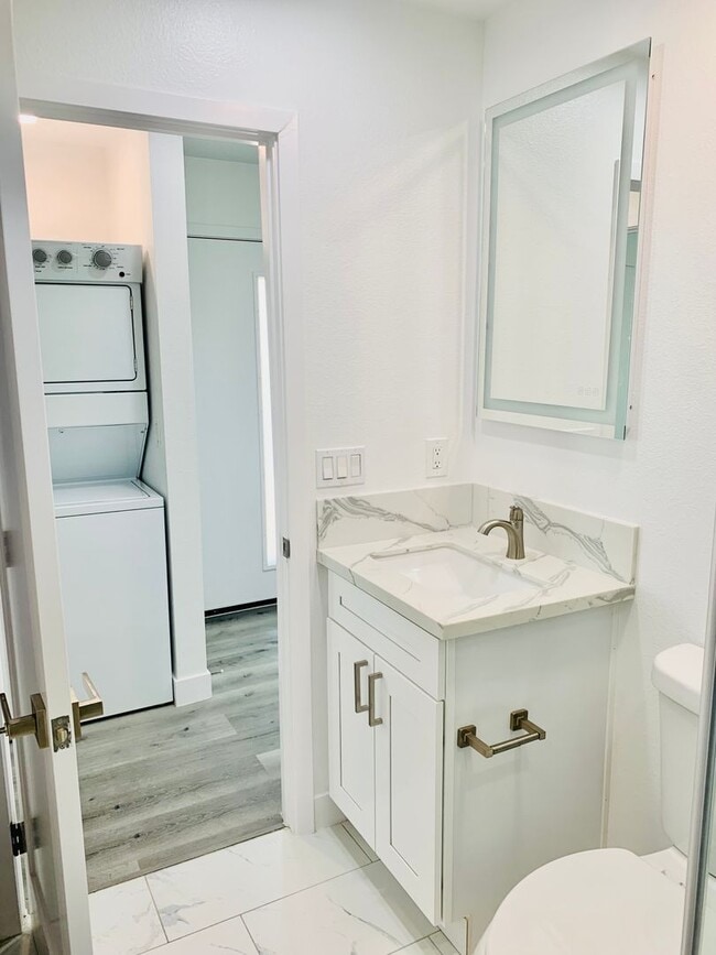 Building Photo - CHARMING Newly Constructed 1BD/BA Availabl...
