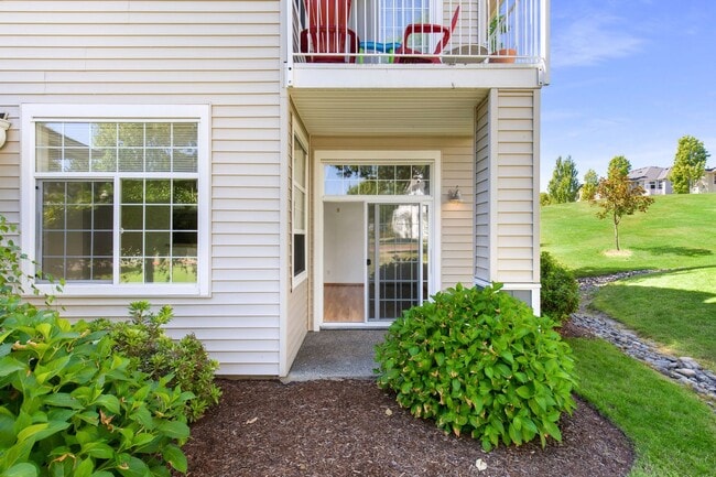 Building Photo - Ground Level Upgraded 2 Bedroom in Sterling Square!