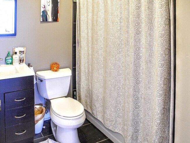 Building Photo - 1509 W Girard Ave