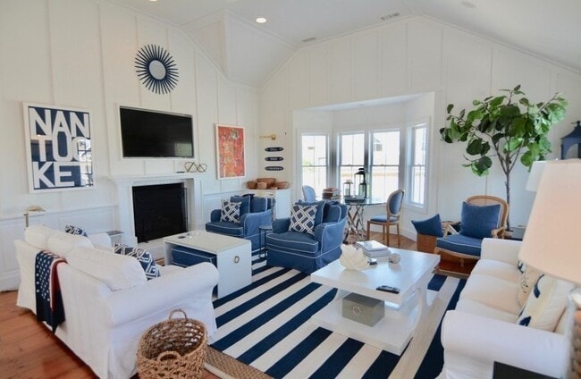 Building Photo - 10 Brant Point Road