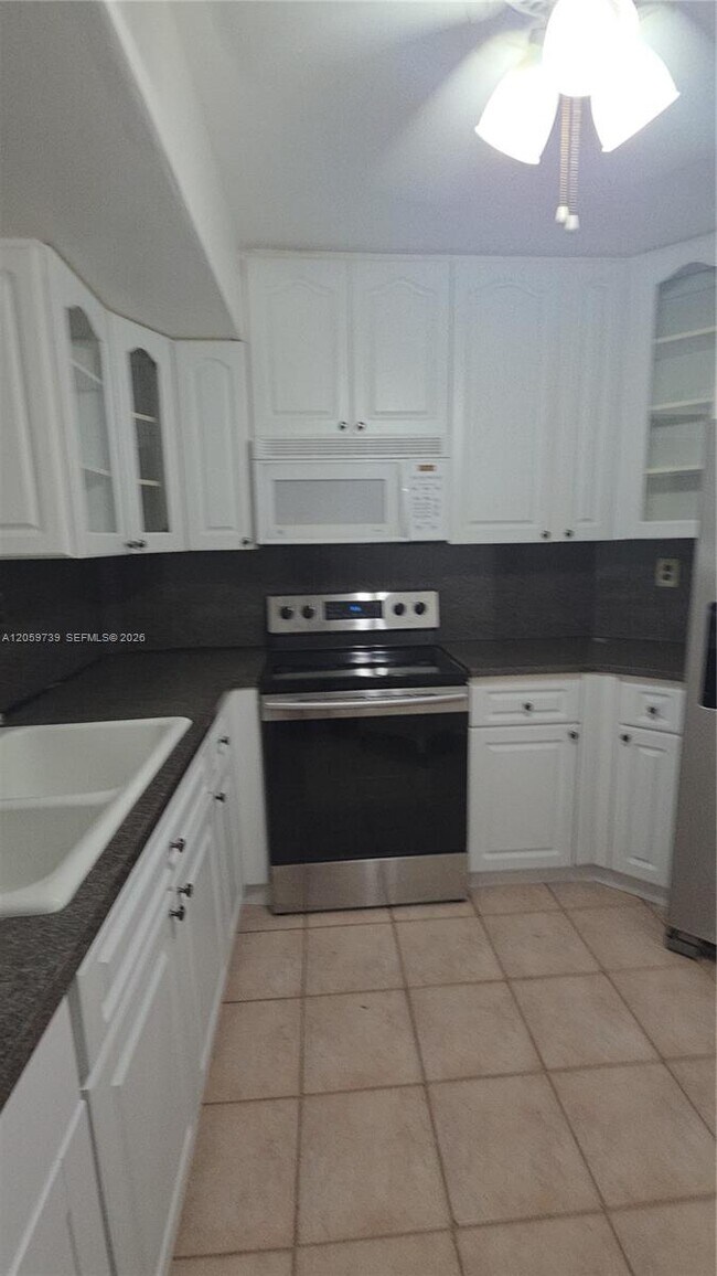Building Photo - 9437 Fontainebleau Blvd