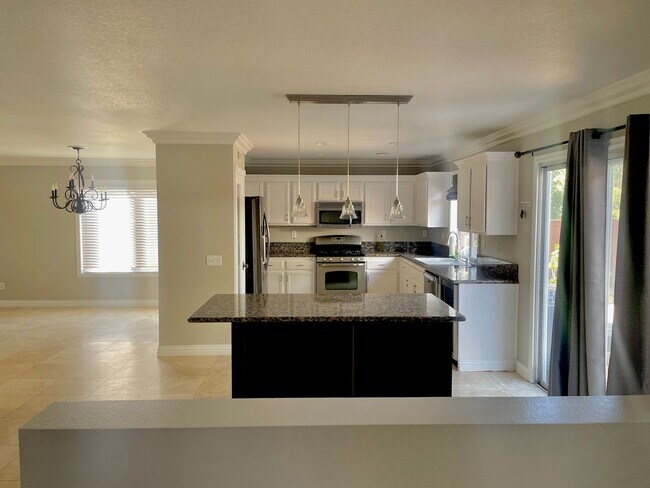Building Photo - 4 Bed Pool House for Rent in Wildomar