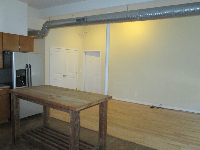 Building Photo - 1211 S Charles St