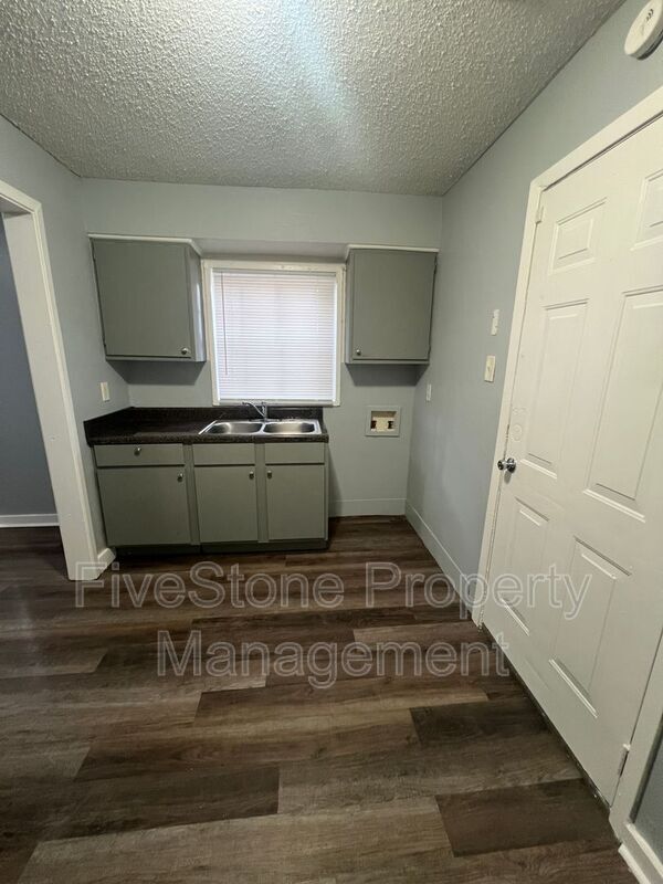 Building Photo - 1300 Robin Hood Ln