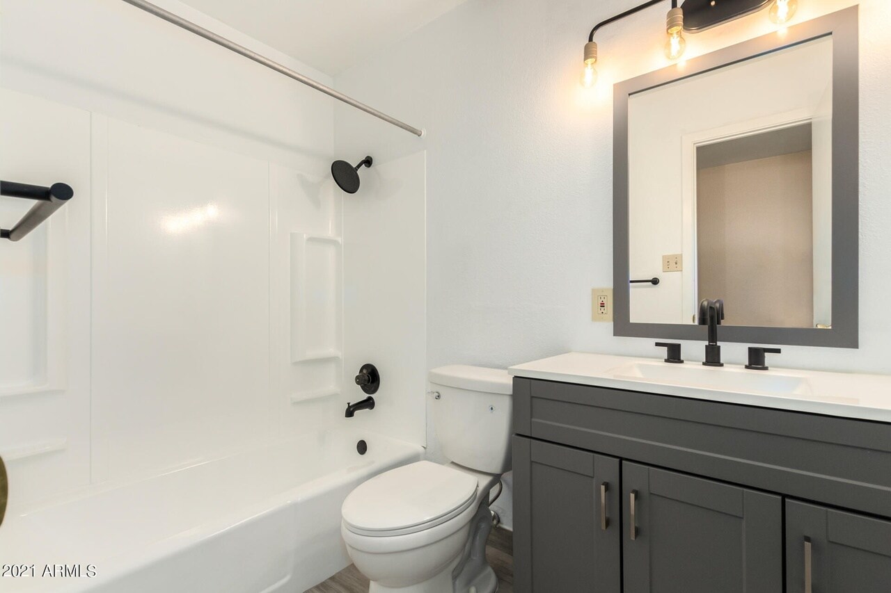 Building Photo - 3106 S Los Feliz Dr