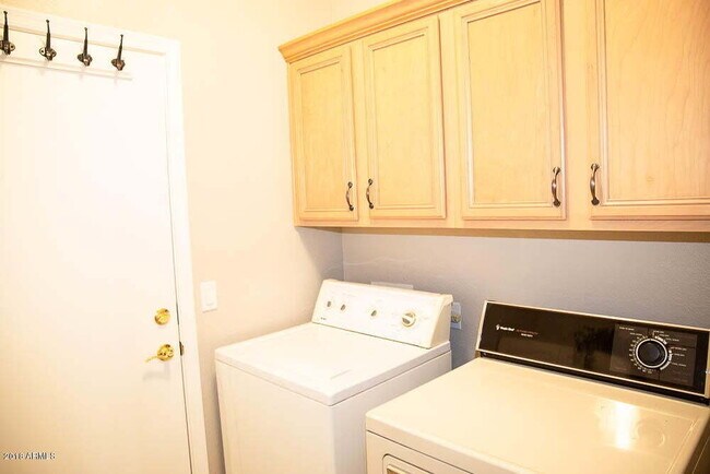 Building Photo - San Tan Ranch Beauty