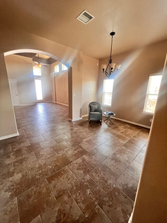 Building Photo - GORGEOUS EASTSIDE HOME