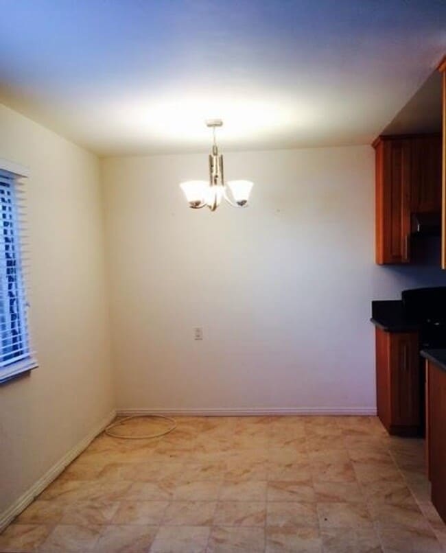 Building Photo - Beautiful One bedroom in gated complex one block from Ocean In Long Beach