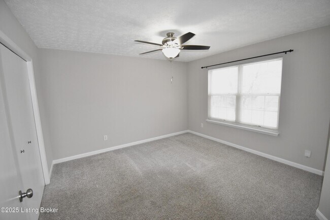 Building Photo - 4313 Hickoryview Dr