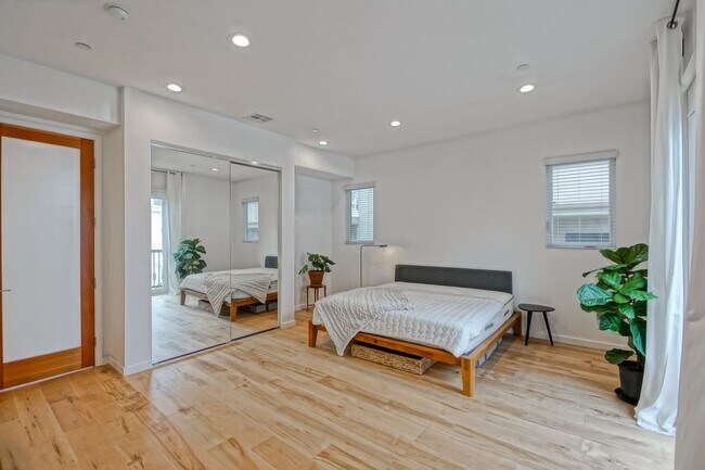 Building Photo - Custom, Modern & Spacious Tri-Level Home w...