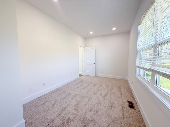 Building Photo - Tristan Style 3-Bedroom w/ Flex Room + Summer Special