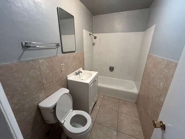 Building Photo - Spacious 4 bedroom, 2 bathroom home locate...