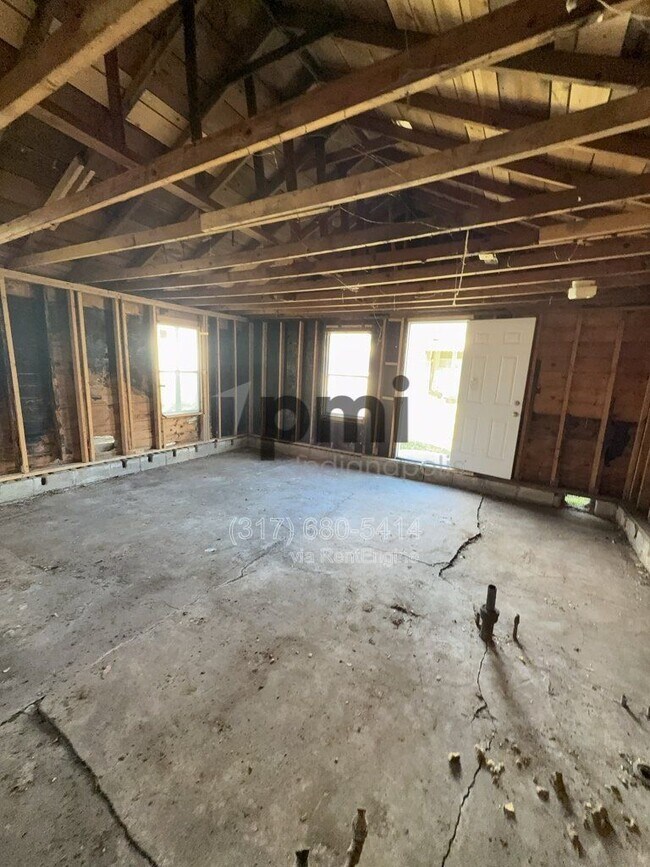 Building Photo - 2613 Louise St