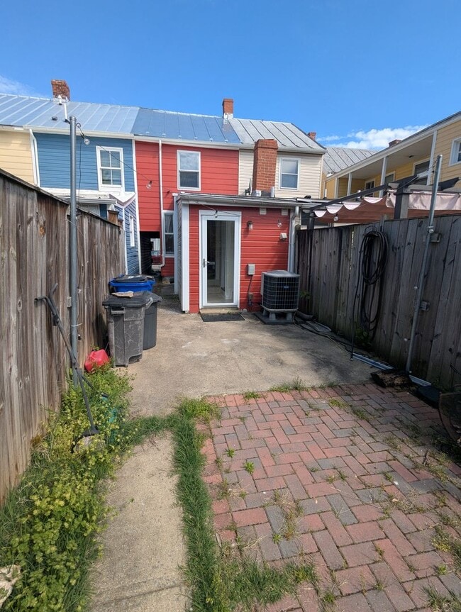 Building Photo - Charming two level row house in downtown Frederick available now!