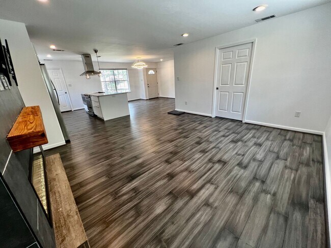 Building Photo - 3 bedroom 2 bath home located in Sea Gate Subdivision