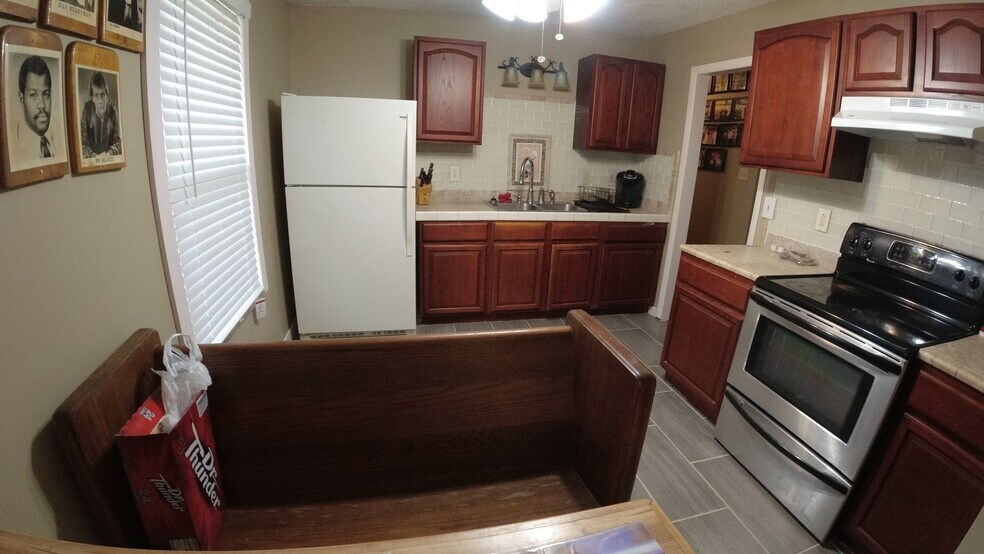 Building Photo - 1725 Pinebrook Dr