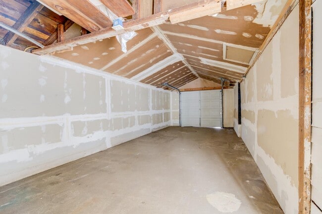 Building Photo - 110 De Smet Dr