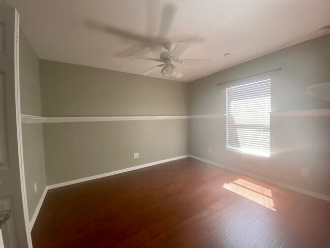 Building Photo - 5 BEDROOM HOUSE WITH PRIVATE POOL AND LAKE...