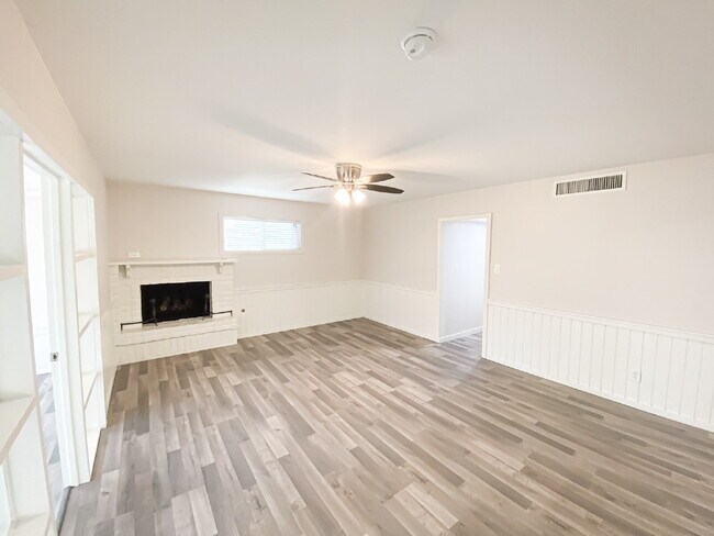 Building Photo - 21 E Alameda Dr
