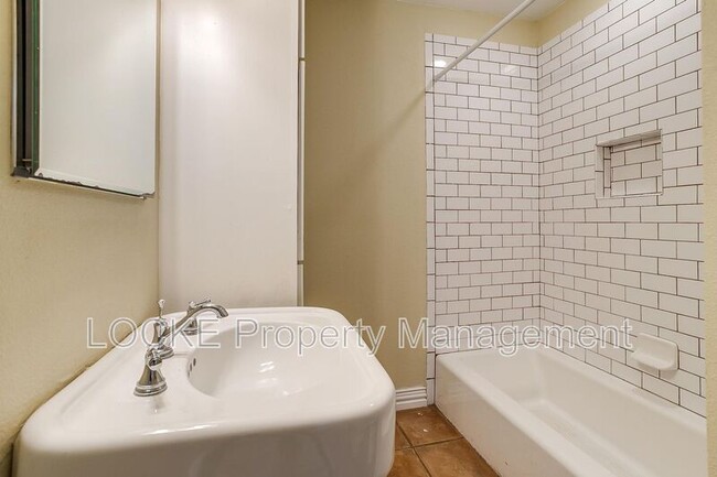 Building Photo - 3528 Rogers Ave