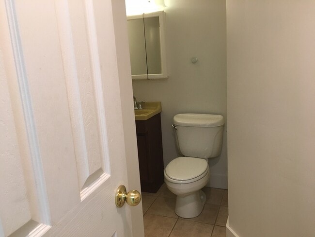 Building Photo - 6 Bedroom House near Downtown and Universi...