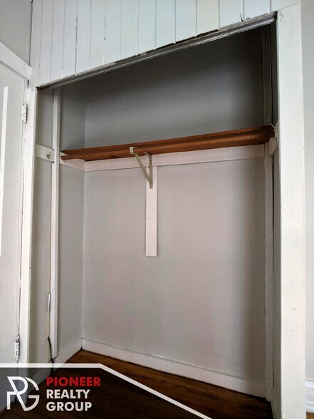 Building Photo - 953 W Cornelia Ave