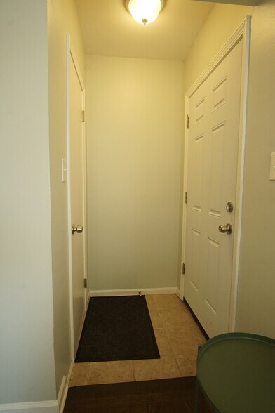 Foyer - 24330 Manistee St