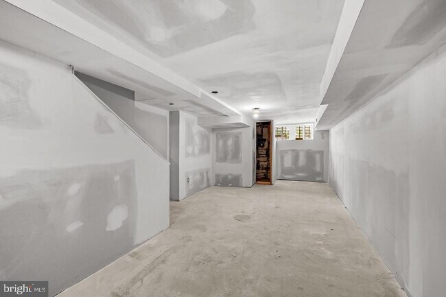 Building Photo - 1605 Clifton Ave