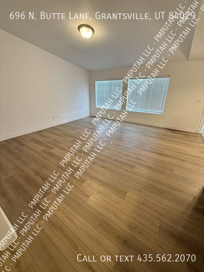 Building Photo - 696 Butte Ln