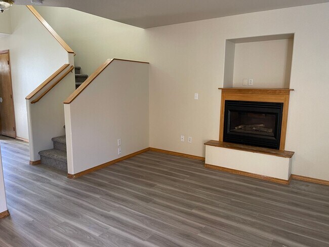 Building Photo - 404 River Ave