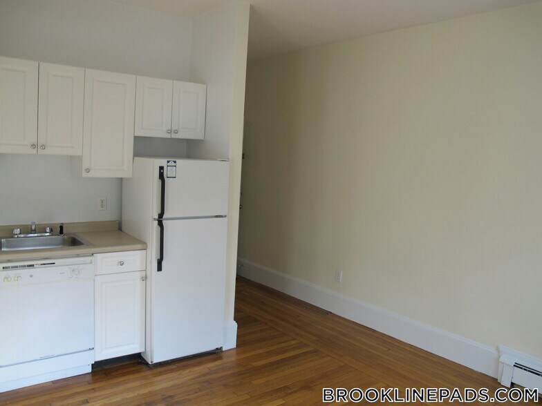 Building Photo - 19 Fairbanks St