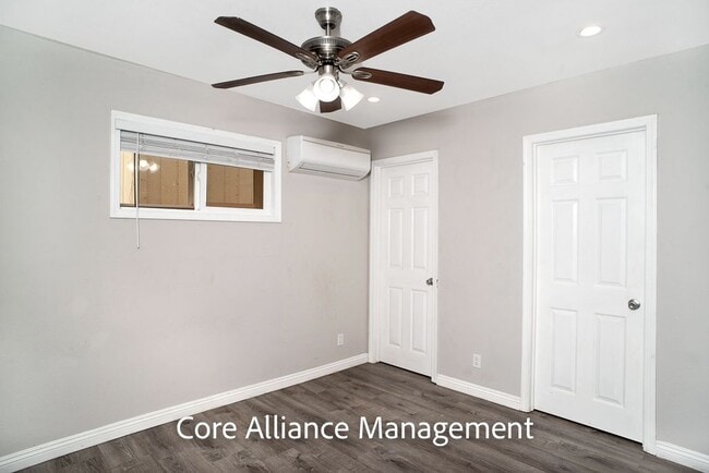 Building Photo - 9413 Farralone Ave