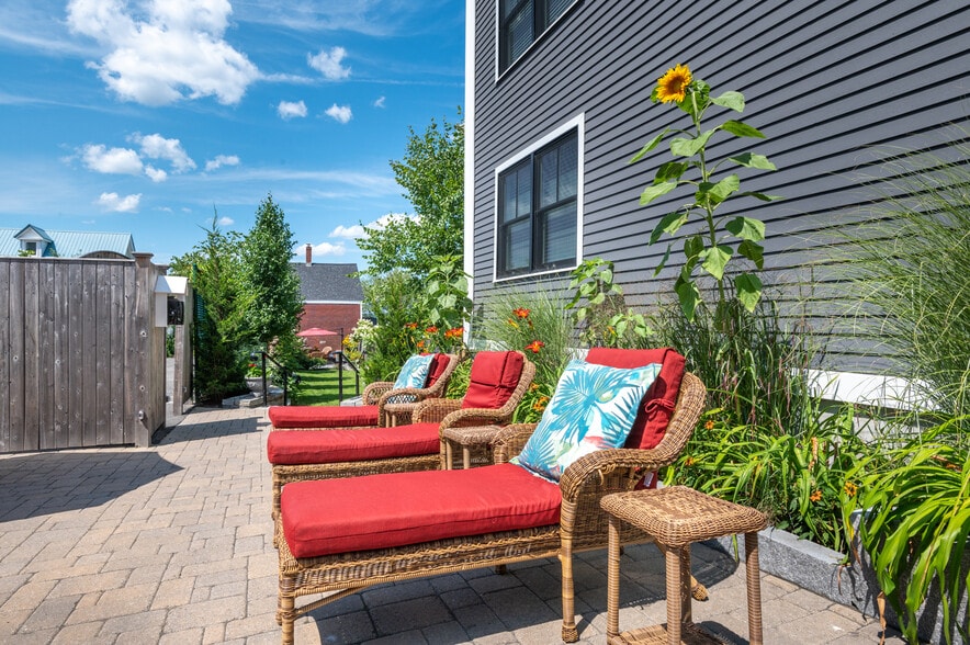 Building Photo - 48 Wilmot St