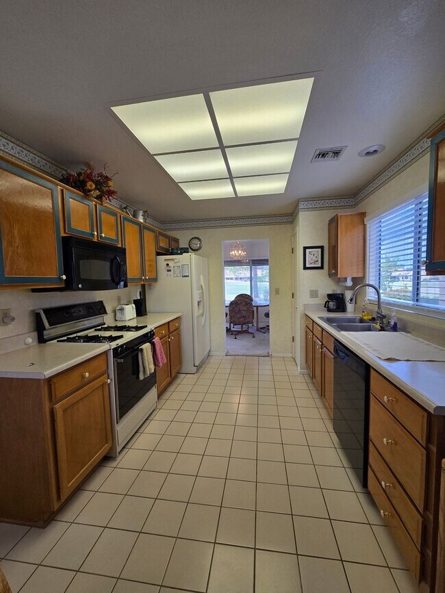 Building Photo - Fully Furnished single story 2 bed 2 bath ...
