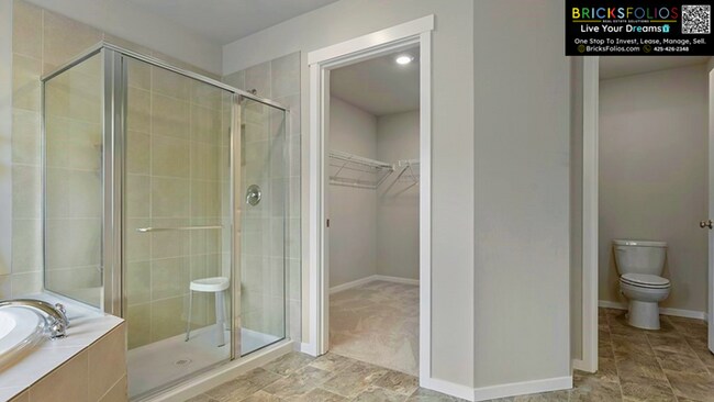 Building Photo - 5 BEDROOMS | A/C | 3-CAR GARAGE | FENCED BACKYARD | 2,780 SQ. FT. | CONVENIENT TO JBLM