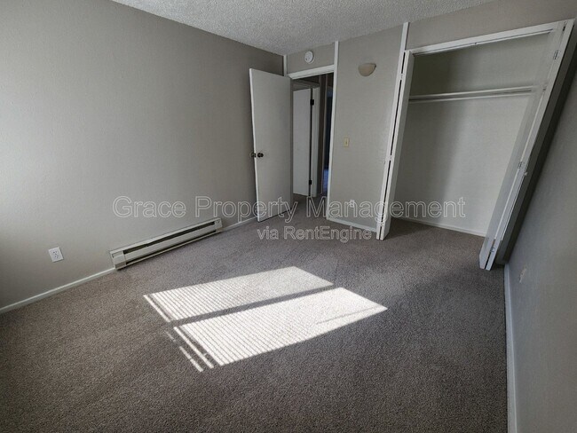 Building Photo - 492 S Dover Ave