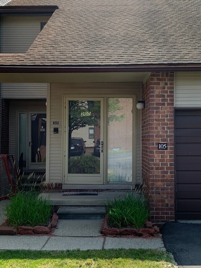 205 Entryway - 6680 Ridgefield Cir