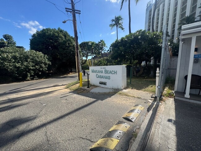 Building Photo - Oceanfront 1 Bedroom, 1 Bath - Makaha Beach Cabanas (Unfurnished)