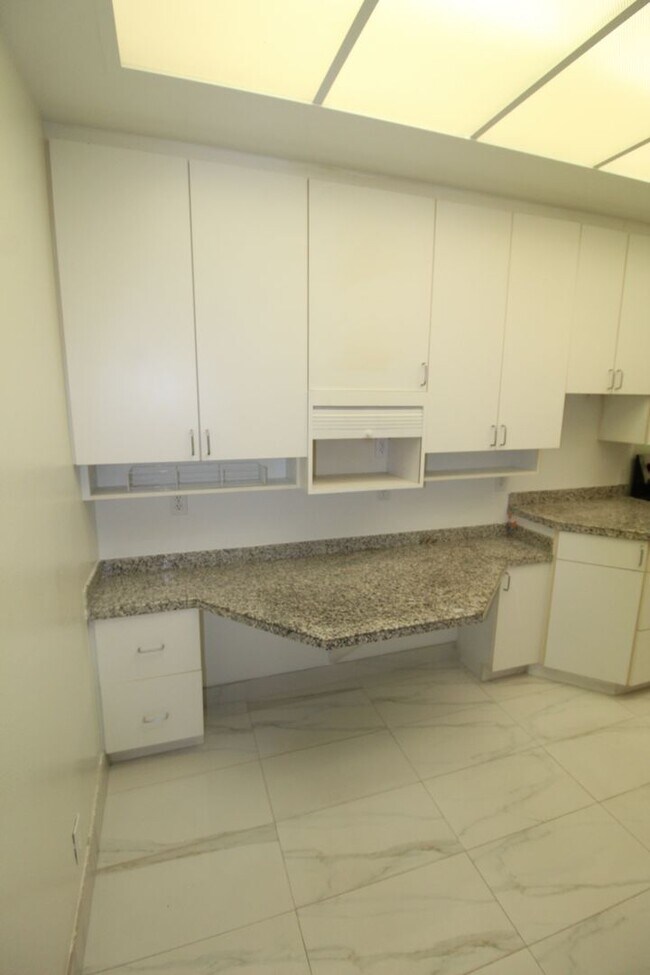 Building Photo - Coastal Ventura living – Gorgeous Ocean Views near Surfers Point