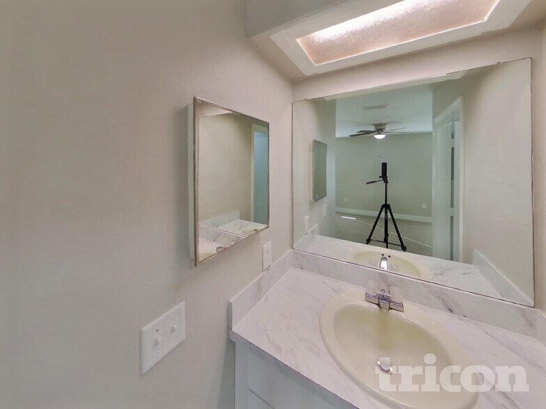 Building Photo - 6623 Freeport Dr