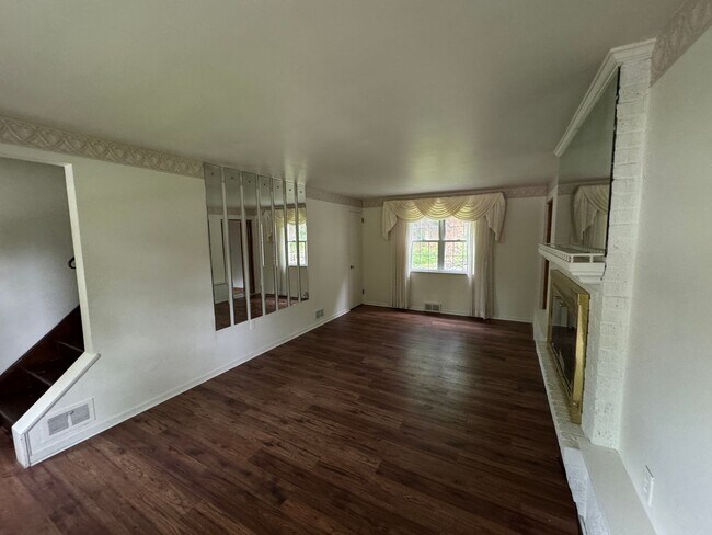 Building Photo - Available NOW! 4 Bed 2 Full Bath House