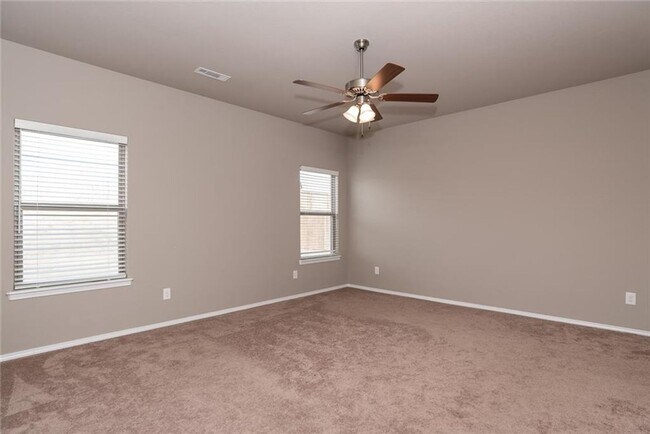 Building Photo - 4 bedroom 2.5 bath in Lowell-south of Promanade
