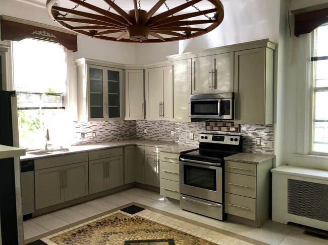 Building Photo - 521 N Broadway