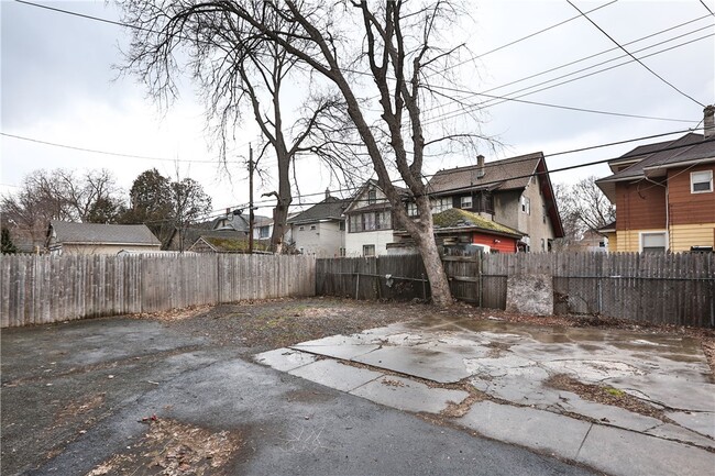 Building Photo - 506 Melville St