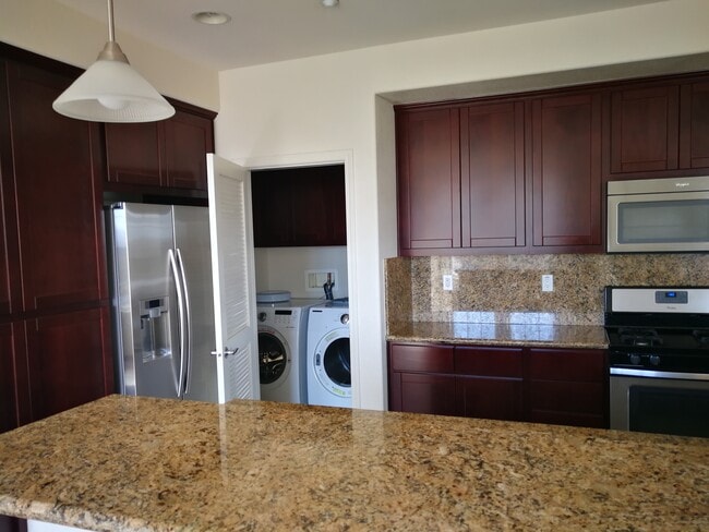 kitchen - washer / dryer - 4791 Perugia St