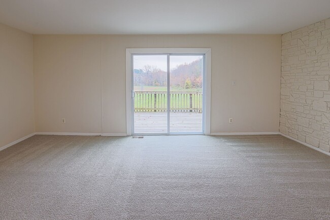 Building Photo - Spacious 3bdrm 1bath Home in Quiet Community