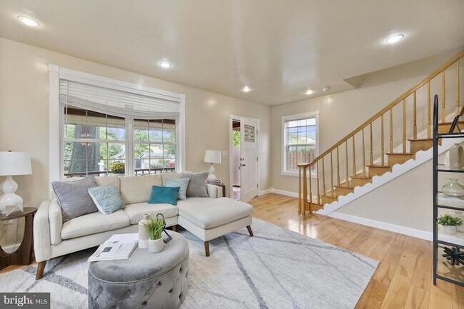 Building Photo - 2231 Otis St NE