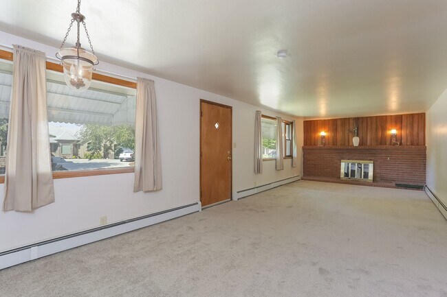 Building Photo - 2408 Lake Dr