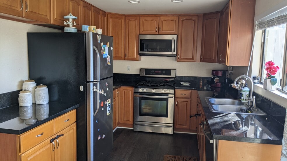 Building Photo - 9580 Hiker Hill Rd